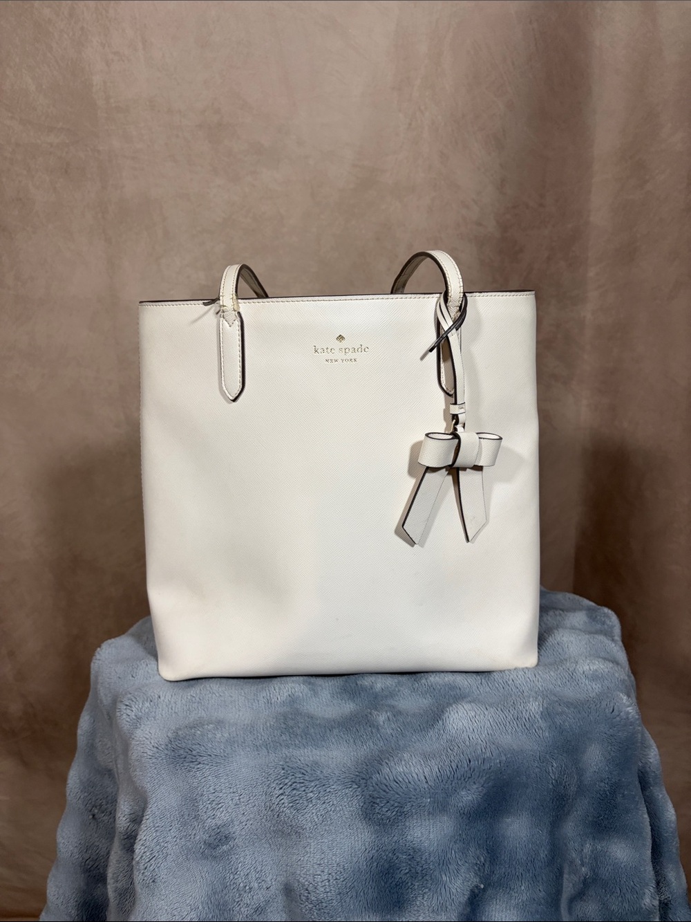 kate spade White Saffiano Tote with Bow Charm - note damage to straps
